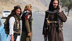 يقف جنود من طالبان الأفغانية على الجانب الأفغاني من معبر تورخم الحدودي مع باكستان، في تورخم، أفغانستان، يوم الجمعة 27 فبراير/شباط 2026.