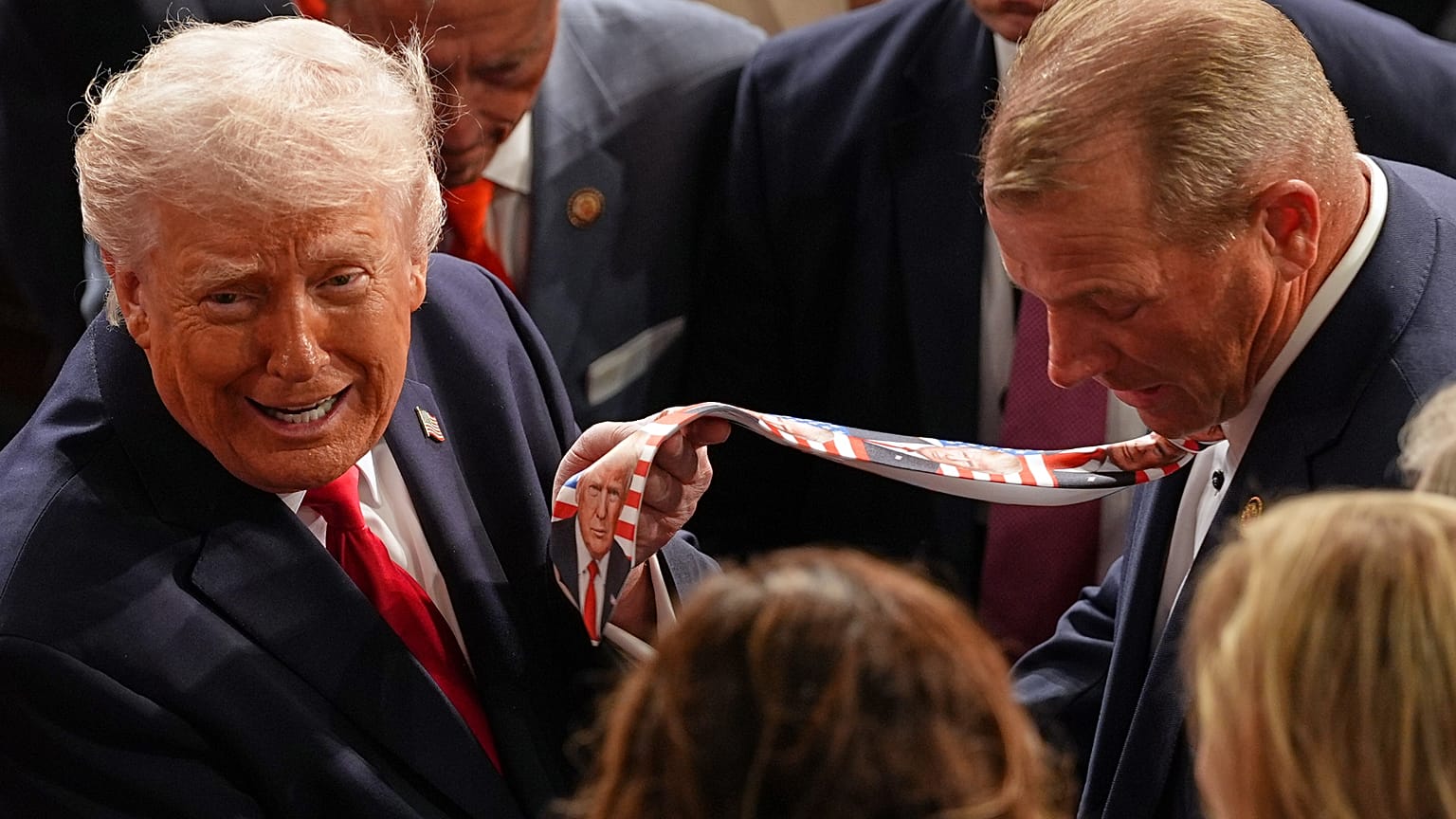 صورة أرشيفية - الرئيس دونالد ترامب يرفع ربطة عنق تحمل صورته، كان يرتديها النائب تروي نيلز، الجمهوري عن ولاية تكساس