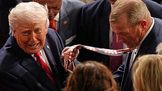 صورة أرشيفية - الرئيس دونالد ترامب يرفع ربطة عنق تحمل صورته، كان يرتديها النائب تروي نيلز، الجمهوري عن ولاية تكساس