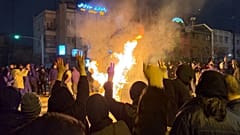 DOSYA - Associated Press tarafından elde edilen bu fotoğrafta, İranlılar 9 Ocak 2026 tarihinde Tahran'da hükümet karşıtı bir protestoya katılıyor.