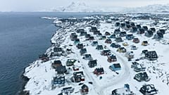 Am Samstag, dem 24. Januar 2026, liegen Wohnhäuser an einer Meeresbucht nahe Nuuk in Grönland.