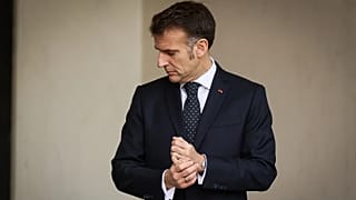 Le président français Emmanuel Macron attend l'arrivée du président finlandais Alexander Stubb devant le palais de l’Élysée à Paris, le 23 février 2026.