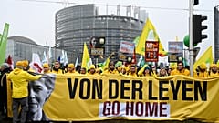 Çiftçiler, Fransa'da düzenlenen bir eylem sırasında Avrupa Komisyonu Başkanı Ursula von der Leyen için 'Evine dön' yazılı bir pankartla protesto gerçekleştirdi. 20 Ocak 2026.