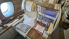 Foto eines großzügigen Business-Class-Sitzes im Flugzeug.