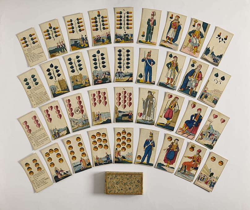 Γερμανική τράπουλα με Έλληνες αγωνιστές και Βαυαρούς στρατιώτες (στις φιγούρες), και σκηνές κυρίως από την έλευση του βασιλιά Όθωνα και των βαυαρικών στρατευμάτων στην Ελλάδα 