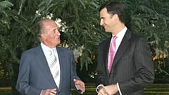 Imagen de archivo, el rey Juan Carlos I junto con el entonces príncipe Felipe, año 2005