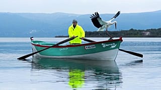 Yaren leylek ve balıkçı Adem Yılmaz