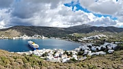 Das Dorf Katapola und die antike Stadt Minoa liegen auf der Insel Amorgos in den Kykladen.
