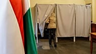 Egy nő belép a szavazófülkébe a magyarországi országgyűlési választáson és gyermekvédelmi népszavazáson Magyarország ungvári főkonzulátusán 2022. április 3-án.