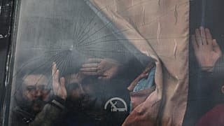 صورة أرشيفية - سجناء تابعون للحكومة السورية يلوحون من حافلة بعد إطلاق سراحهم في عملية تبادل أسرى بين قوات الحكومة السورية وميليشيات درزية في محافظة السويداء، سوريا، 26 فبراير/