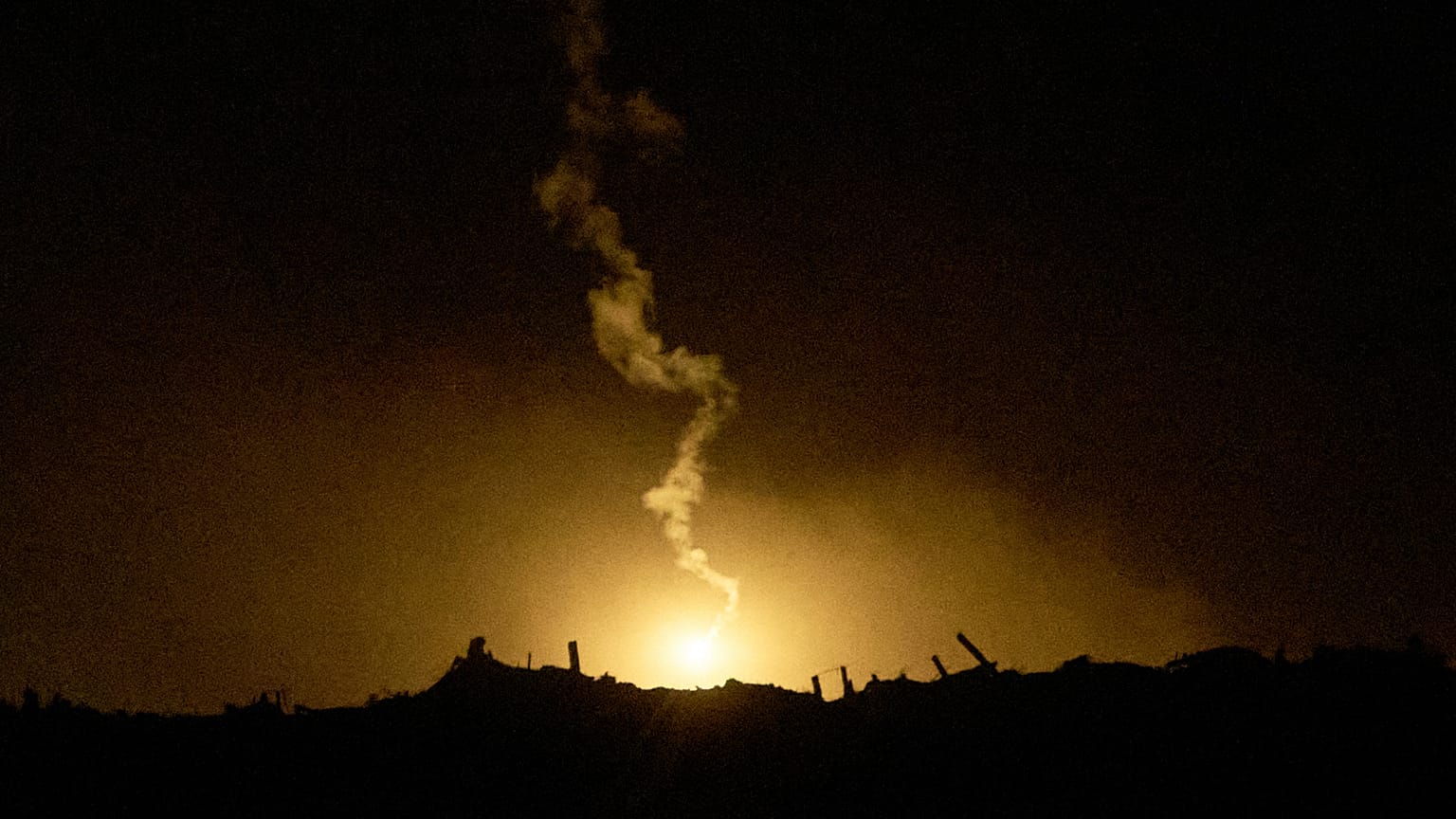 صورة أرشيفية_ قنبلة مضيئة تابعة للجيش الإسرائيلي تحلق فوق منطقة في شمال قطاع غزة، كما تُرى من جنوب إسرائيل،