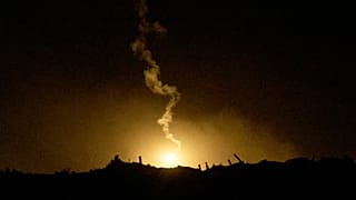 صورة أرشيفية_ قنبلة مضيئة تابعة للجيش الإسرائيلي تحلق فوق منطقة في شمال قطاع غزة، كما تُرى من جنوب إسرائيل،