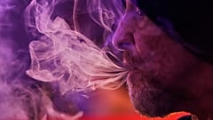 ميغيل لابوي يطلق تيارًا من الدخان أثناء تدخين القنب في بروكلين، ماساتشوستس، 3 أكتوبر 2025.