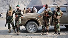 Afghanische Taliban-Kämpfer versammeln sich auf der afghanischen Seite des Grenzübergangs Torkham zu Pakistan in Torkham.