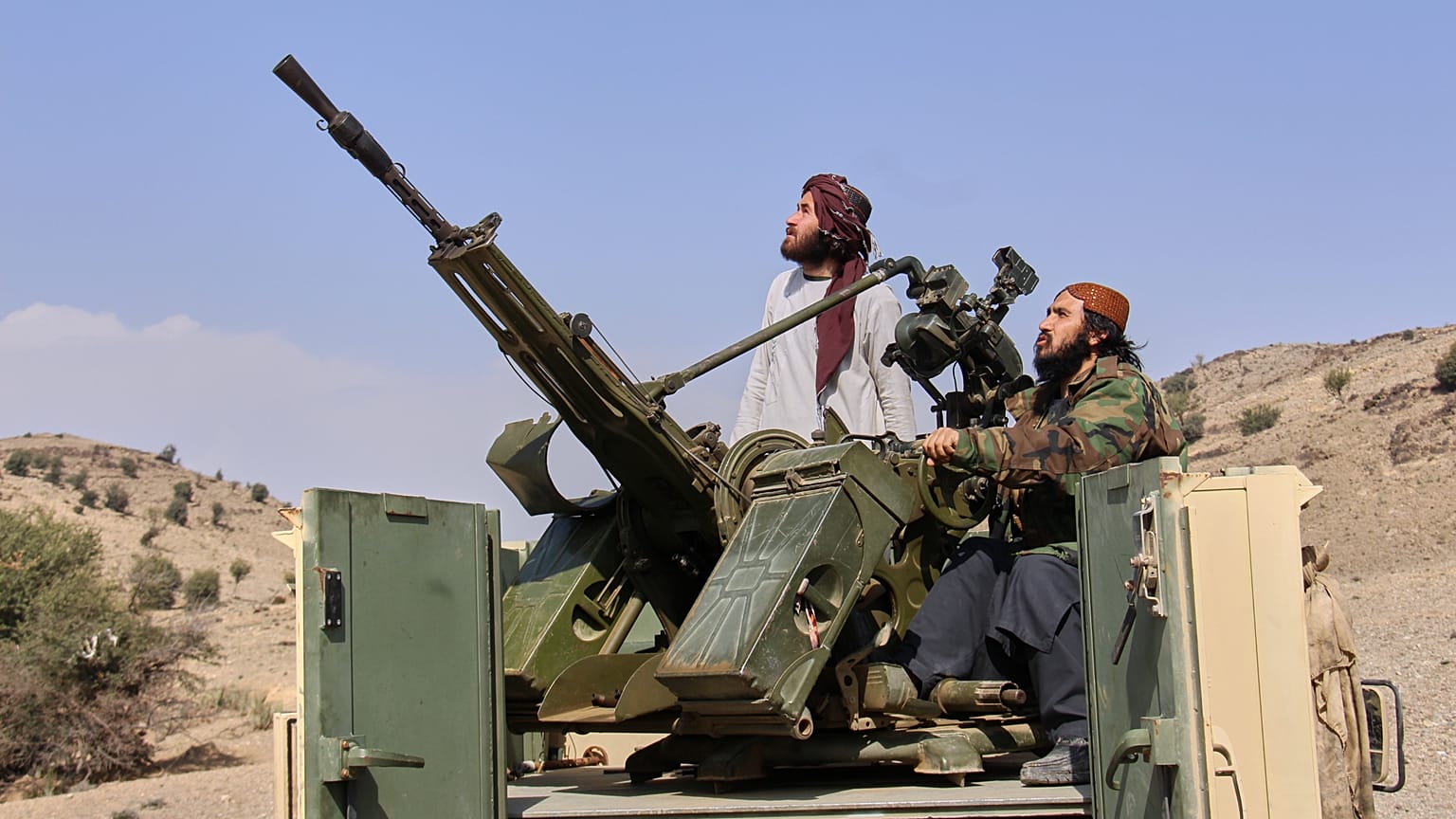 ينظر مقاتلو طالبان إلى الأعلى أثناء قيادتهم شاحنة صغيرة مسلحة على الجانب الأفغاني من معبر غلام خان مع باكستان في ولاية خوست، أفغانستان، الجمعة 27 فبراير 2026. (صورة من وكالة أ