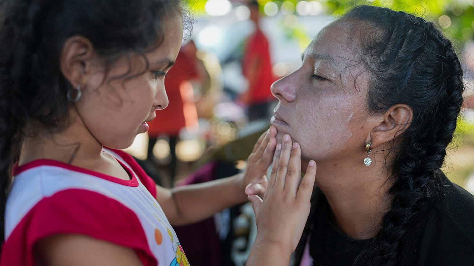 صورة تعبيرية- تضع أرانزا واقي الشمس على وجه والدتها أنجليكا فلوريس، في هويهويتان، جنوب المكسيك