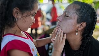 صورة تعبيرية- تضع أرانزا واقي الشمس على وجه والدتها أنجليكا فلوريس، في هويهويتان، جنوب المكسيك