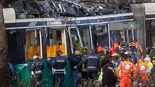 Decine di persone sono rimaste ferite nell'incidente che ha coinvolto un tram della linea 9 a Milano