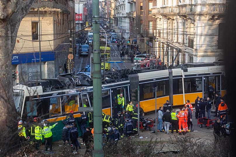 Un'immagine del tram deragliato a Milano