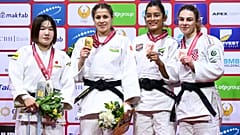 La judoka local Shukurjon AMINOVA causó una gran sorpresa en su semifinal al derrotar a la actual campeona del mundo, Eteri Liparteliani en -57 kg