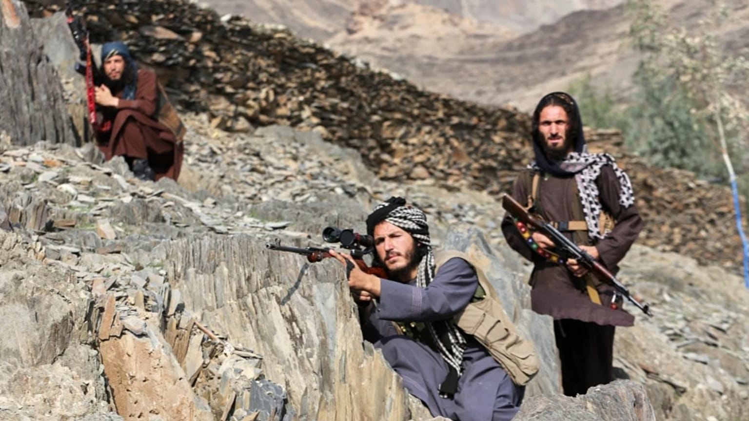 Taliban militanları Pakistan tarafını gözetliyor.