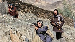 Taliban militanları Pakistan tarafını gözetliyor.
