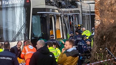 Emergency workers take the injured to the ambulance at the scene of a derailment on Line 9 in Milan, 27 February 2026