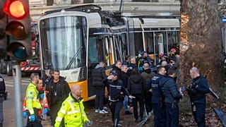 Secouristes à l'œuvre sur les lieux d'un déraillement de tramway dans le centre de Milan, en Italie, le vendredi 27 février 2026. (Stefano Porta/LaPresse via AP)