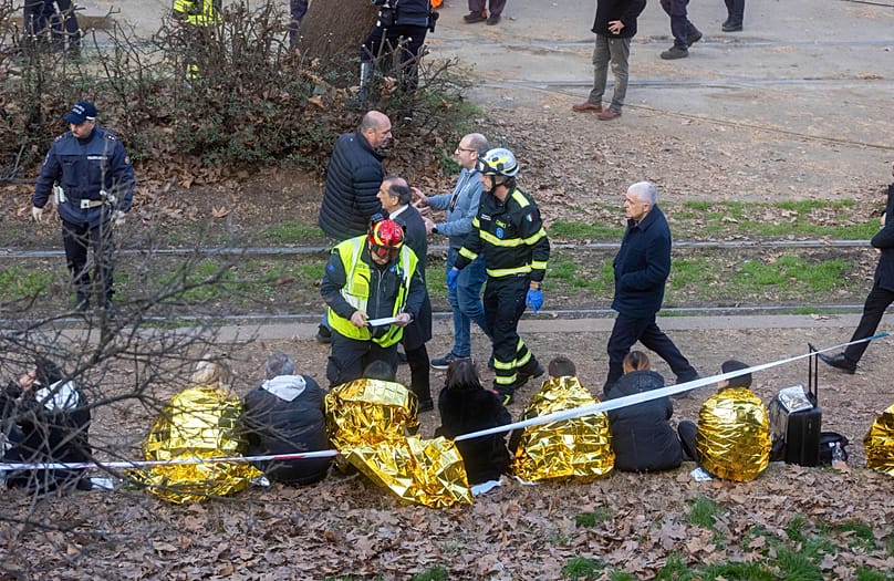  Secouristes à l'œuvre sur les lieux d'un déraillement de tramway dans le centre de Milan, en Italie, le vendredi 27 février 2026. (Stefano Porta/LaPresse via AP)