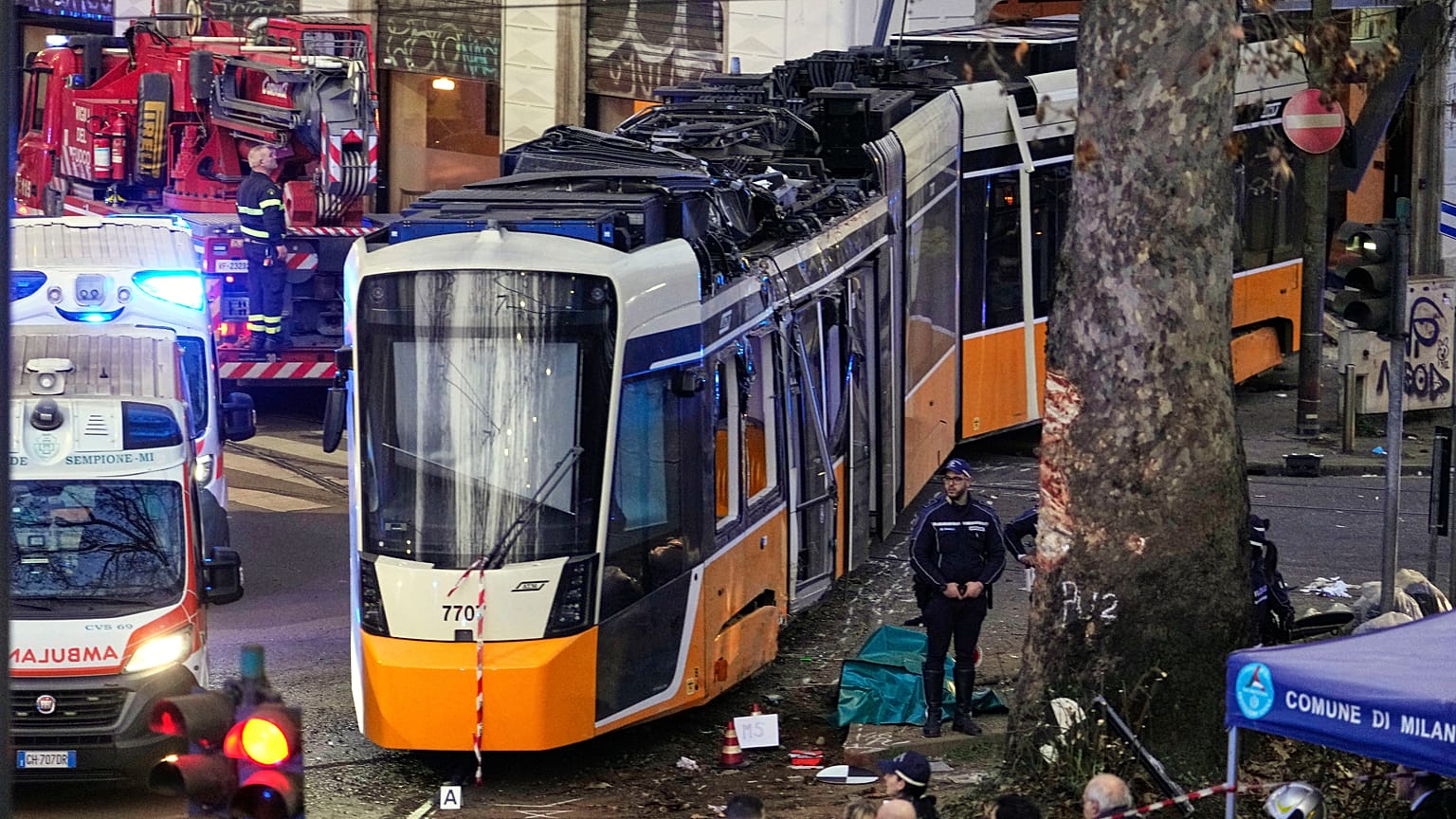 O elétrico descarrilou no centro de Milão, atropelando e ferindo dezenas de passageiros e transeuntes