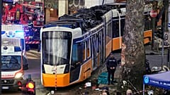 O elétrico descarrilou no centro de Milão, atropelando e ferindo dezenas de passageiros e transeuntes