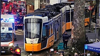 O elétrico descarrilou no centro de Milão, atropelando e ferindo dezenas de passageiros e transeuntes