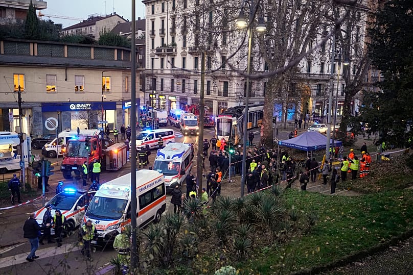 Meios de socorro e polícia estão no local do acidente