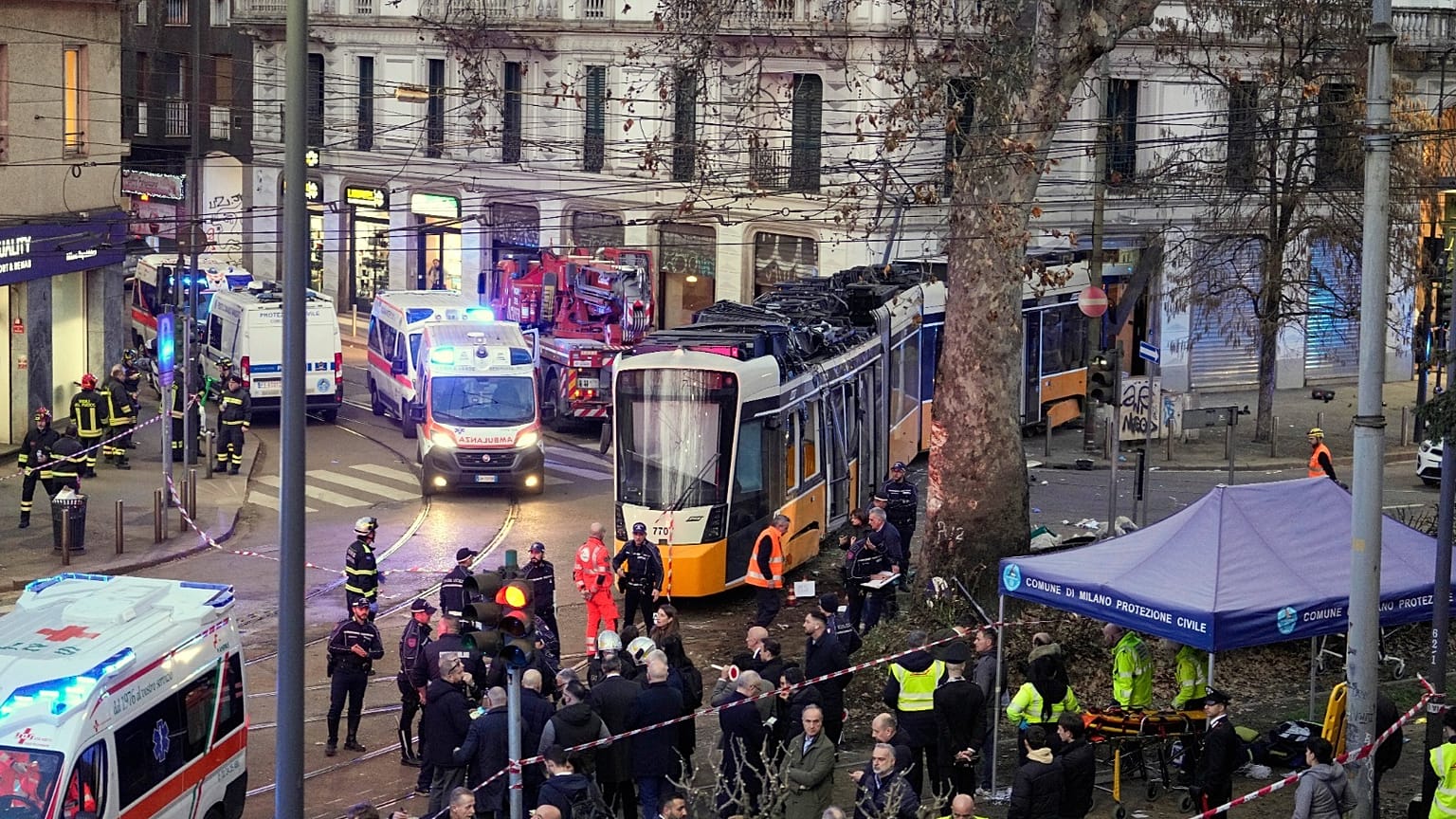 تعمل خدمات الطوارئ في موقع خروج القطار عن مساره على الخط التاسع في ميلانو بإيطاليا، الجمعة 27 فبراير 2026. 
