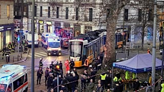 تعمل خدمات الطوارئ في موقع خروج القطار عن مساره على الخط التاسع في ميلانو بإيطاليا، الجمعة 27 فبراير 2026. 