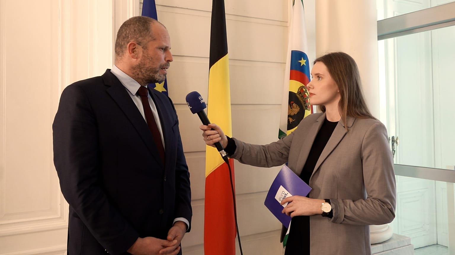 Theo Francken, Ministro della Difesa del Belgio e Lauren Walker, Euronews