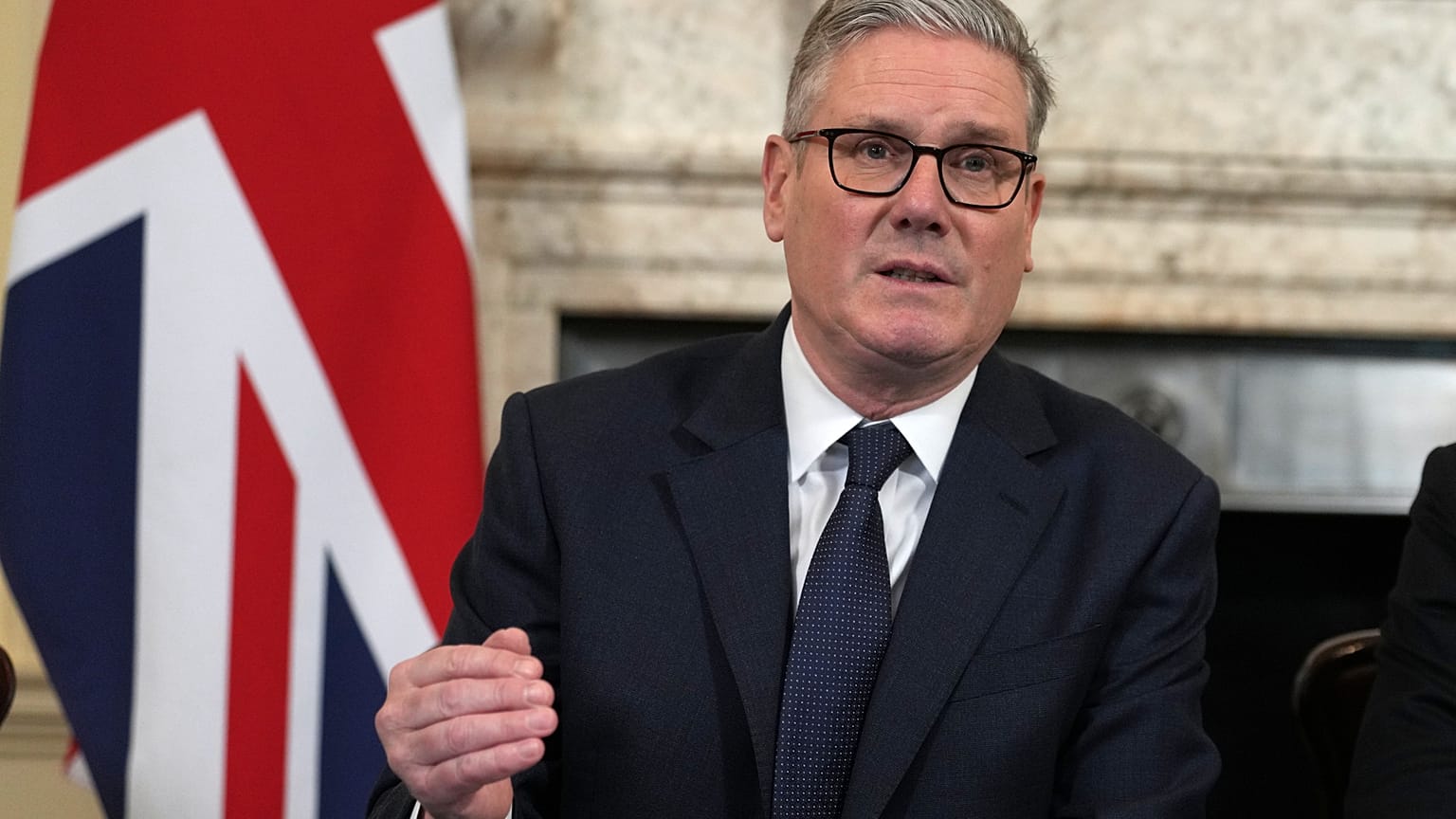 ألقى رئيس الوزراء البريطاني كير ستارمر كلمة في بداية اجتماع مجلس الوزراء بمناسبة الذكرى السنوية الرابعة للغزو الروسي الشامل لأوكرانيا في داونينج ستريت بلندن، الثلاثاء 24 فبراي