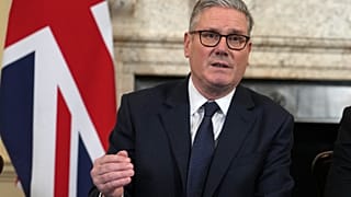 ألقى رئيس الوزراء البريطاني كير ستارمر كلمة في بداية اجتماع مجلس الوزراء بمناسبة الذكرى السنوية الرابعة للغزو الروسي الشامل لأوكرانيا في داونينج ستريت بلندن، الثلاثاء 24 فبراي