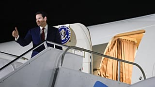 O Secretário de Estado dos EUA, Marco Rubio, gesticula enquanto embarca no seu avião para regressar a Washington após reuniões com líderes da Comunidade das Caraíbas (CARICOM), quarta-feira, 25 de fevereiro de 2026