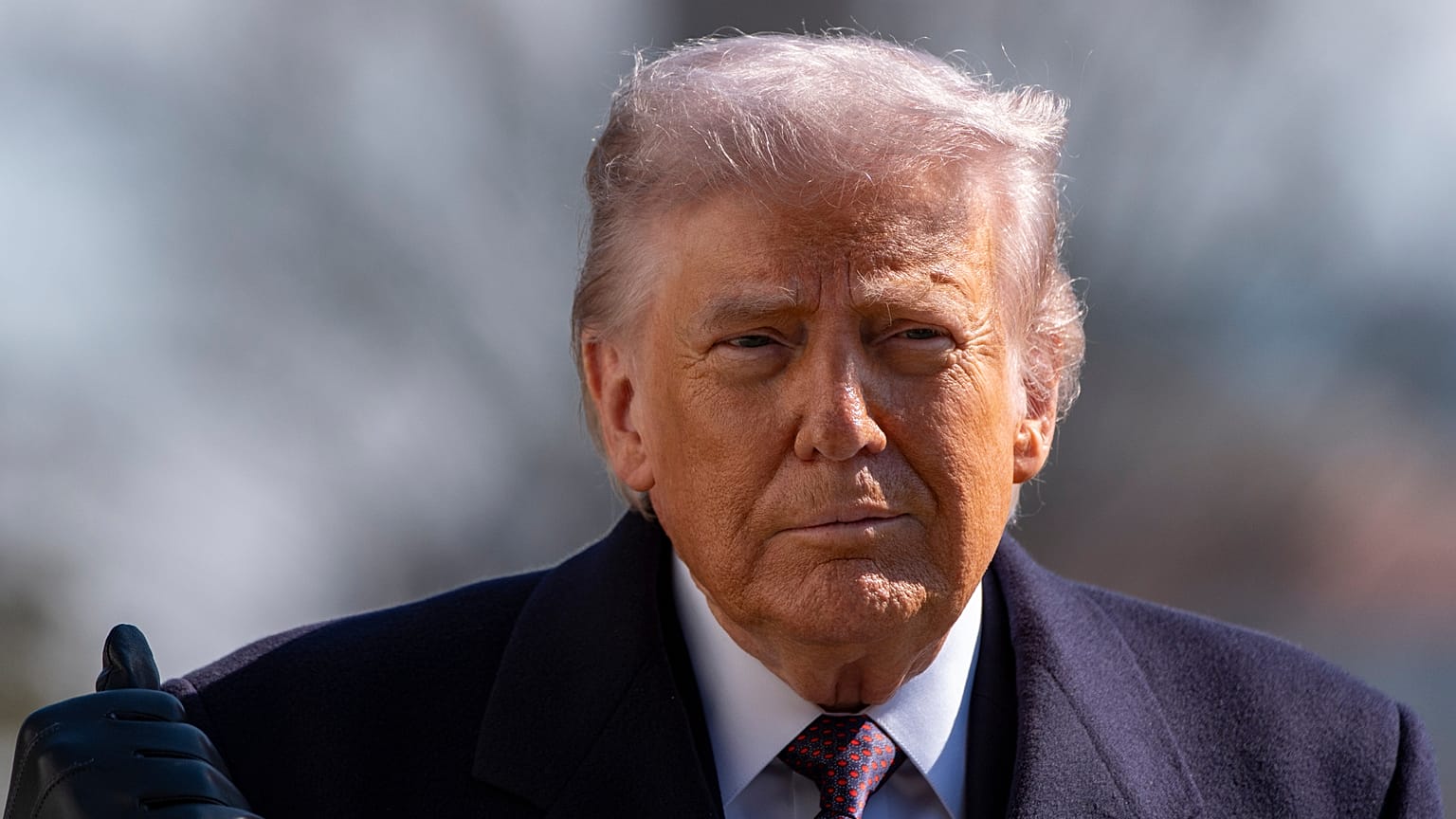 الرئيس دونالد ترامب يتوجه للتحدث مع الصحفيين قبل مغادرته على متن طائرة "مارين ون" من الحديقة الجنوبية للبيت الأبيض، يوم الجمعة 27 فبراير/شباط 2026، في واشنطن. (صورة من وكالة أ