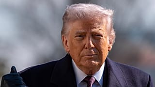 الرئيس دونالد ترامب يتوجه للتحدث مع الصحفيين قبل مغادرته على متن طائرة "مارين ون" من الحديقة الجنوبية للبيت الأبيض، يوم الجمعة 27 فبراير/شباط 2026، في واشنطن. (صورة من وكالة أ