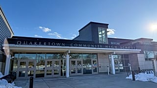 تظهر مدرسة كواكرتاون الثانوية المجتمعية، يوم الثلاثاء 24 فبراير 2026، في كواكرتاون، بنسلفانيا. (بي جيه شيفر عبر وكالة أسوشيتد برس)