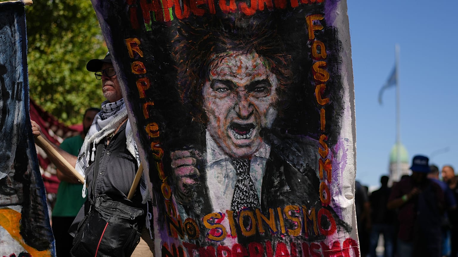 Un manifestante sostiene una pancarta con la imagen del presidente argentino Javier Milei durante una protesta en Buenos Aires, Argentina, el viernes 27 de febrero de 2026.