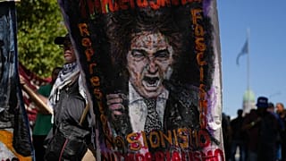 Un manifestante sostiene una pancarta con la imagen del presidente argentino Javier Milei durante una protesta en Buenos Aires, Argentina, el viernes 27 de febrero de 2026.