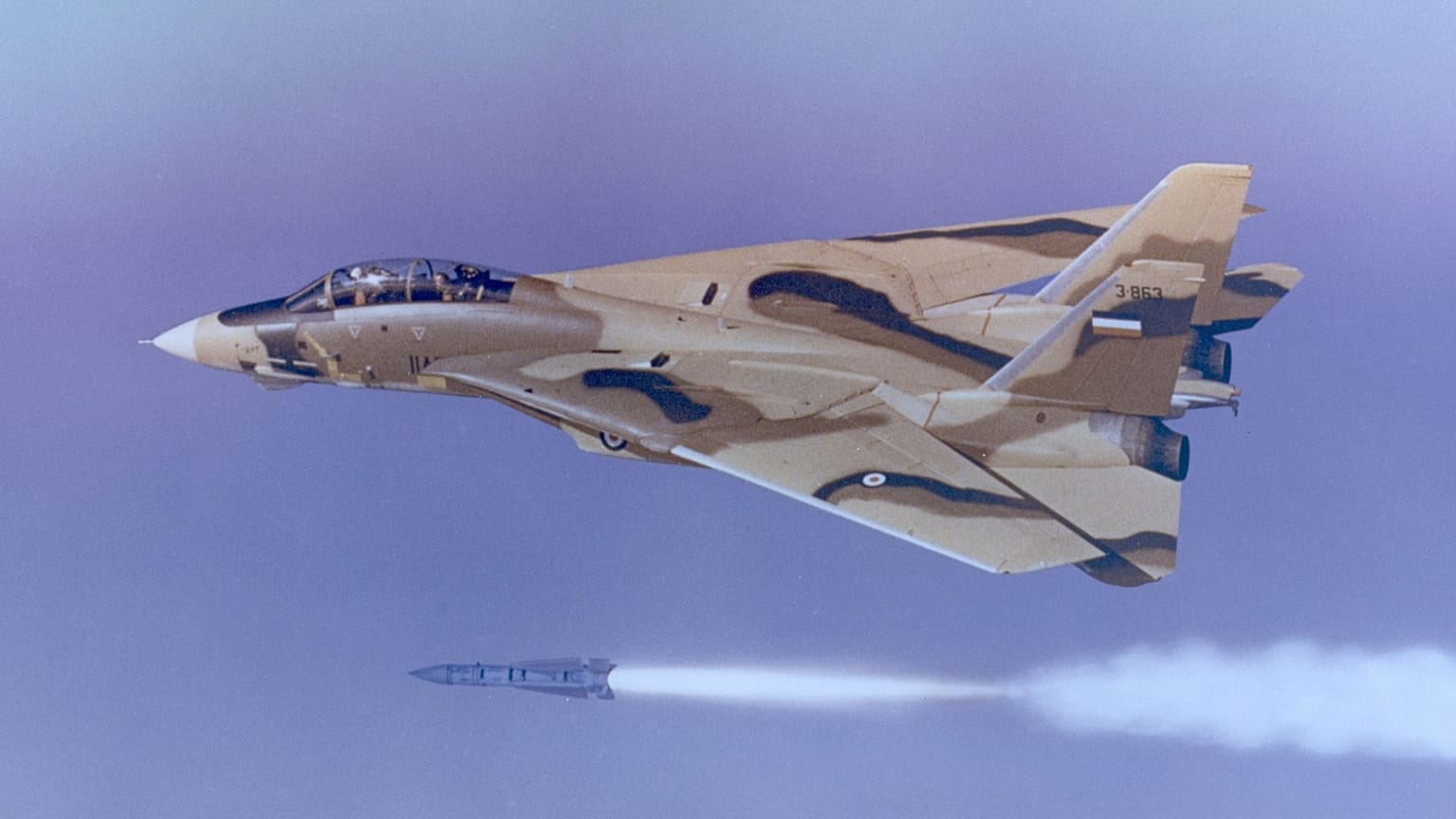 جنگنده اف-۱۴ تامکت متعلق به ایران در حال شلیک موشک فینیکس