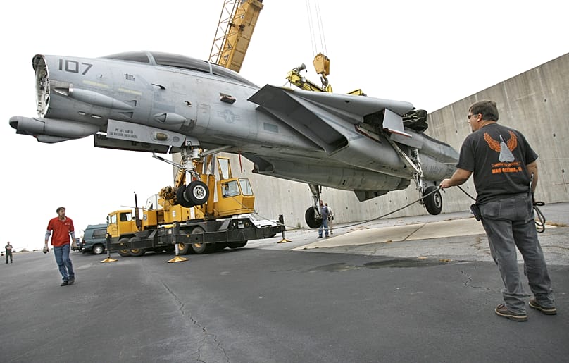 نیروی دریایی آمریکا جنگنده  اف-۱۴ متعلق به دوران جنگ سرد را در سپتامبر ۲۰۰۶ از رده خدمت خارج کرد