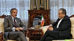 وزير الخارجية الإيراني عباس عراقجي، والمدير العام للوكالة الدولية للطاقة الذرية (IAEA) رافائيل غروسي، على اليسار، اجتماعًا في جنيف، سويسرا، الاثنين 16 فبراير 2026.