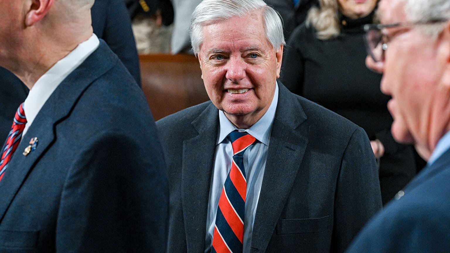 السيناتور ليندسي غراهام، الجمهوري عن ولاية كارولاينا الجنوبية، أمام الرئيس دونالد ترامب أثناء إلقائه خطاب حالة الاتحاد أمام جلسة مشتركة للكونغرس