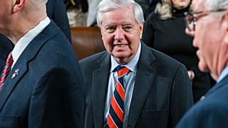 السيناتور ليندسي غراهام، الجمهوري عن ولاية كارولاينا الجنوبية، أمام الرئيس دونالد ترامب أثناء إلقائه خطاب حالة الاتحاد أمام جلسة مشتركة للكونغرس