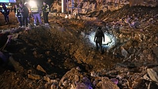 Dégats après la frappe d'un missile à Jérusalem, le 1 mars 2026, (AP Photo/Mahmoud Illean)